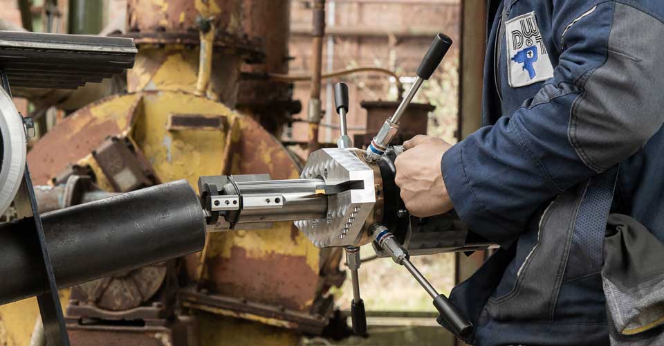 How to use a pipe beveling machine